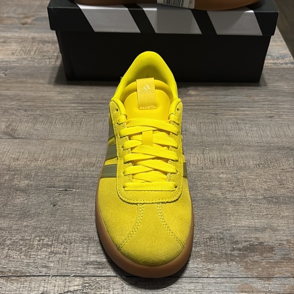 NWT Adidas Women's VL Court 3.0 'Yellow Gold Metallic' Shoes JP5328 - Picture 6 of 10